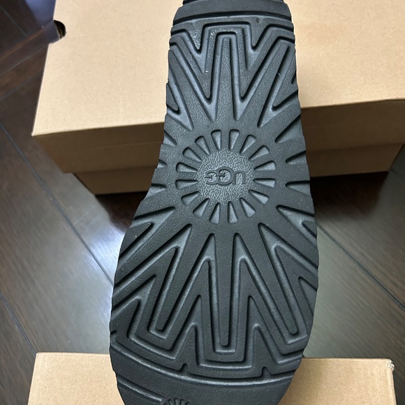 UGG Women's Classic Slippers. Almost New. Excellent condition. - Picture 7 of 7